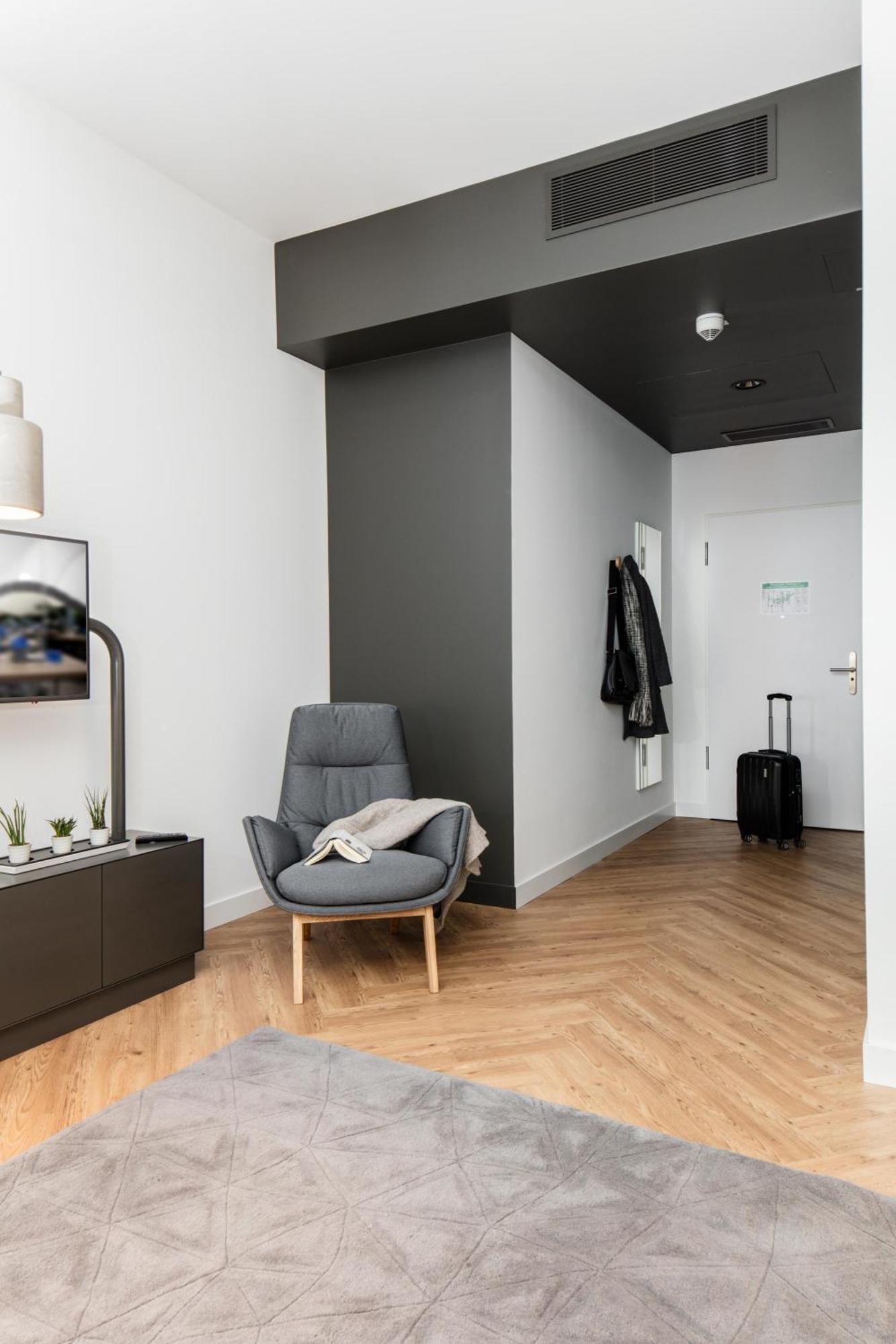 Smartments West 3*